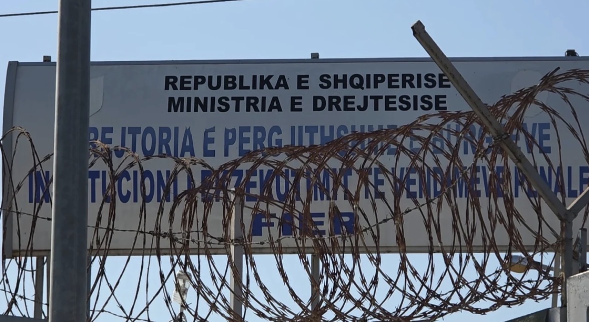 Zhduket celulari i sekuestruar që iu kap të burgosurit, pezullohen katër punonjës në burgun e Fierit