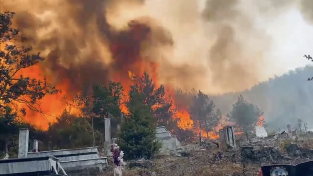 Përkeqësohet situata me zjarret në Ungrej të Lezhës, flakët e favorizuara nga era rrezikojnë varrezat dhe kishën e fshatit Rras