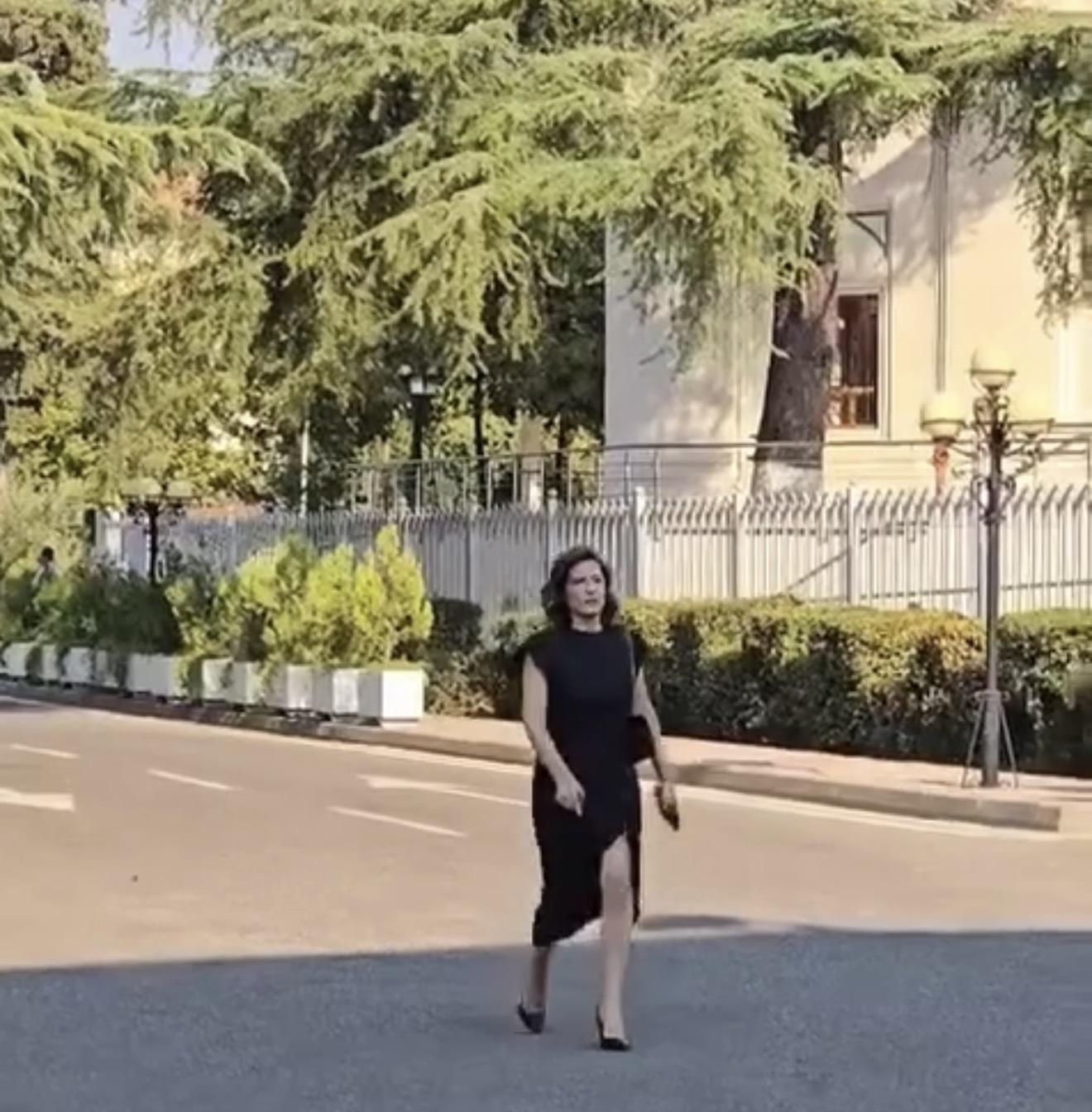 Zonjë, parlamenti dhe zyra është vendi yt i punës, jo sallon mode!