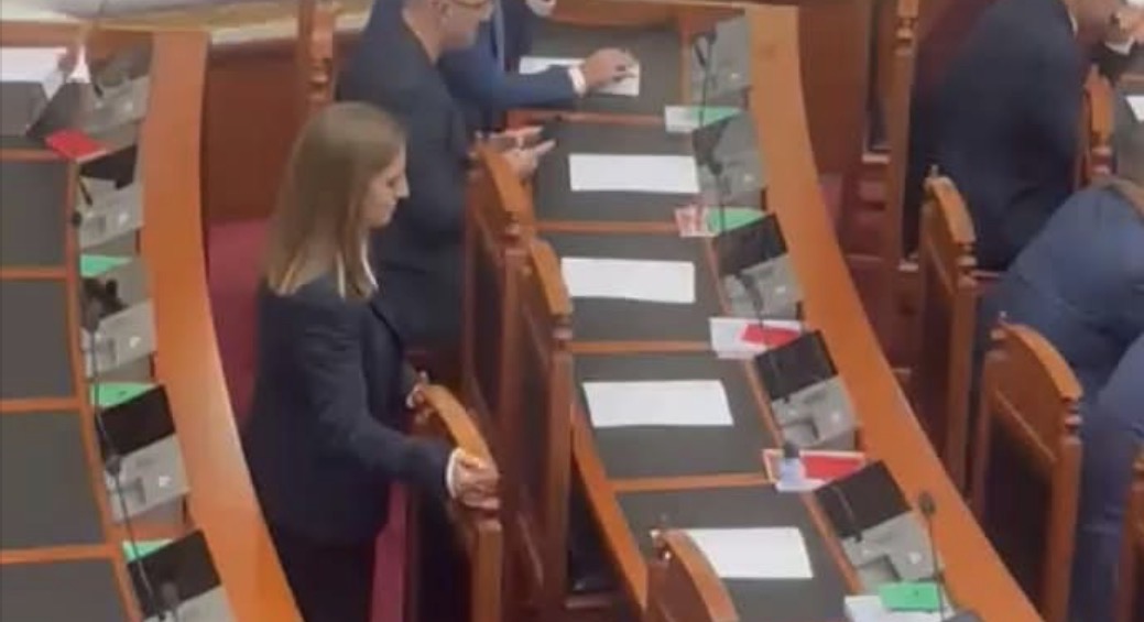Marjana Koçeku rikthehet në Parlament, ulet në krah të deputetëve të opozitës