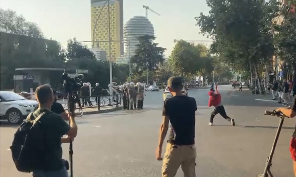 Tensione në protestë, protestuesit hedhin vezë në drejtim të policisë