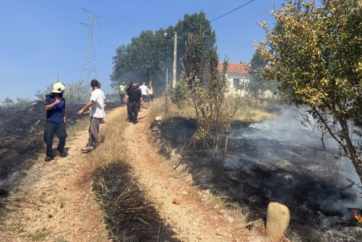 Zjarri rrezikon banesën në Hotolisht të Librazhdit