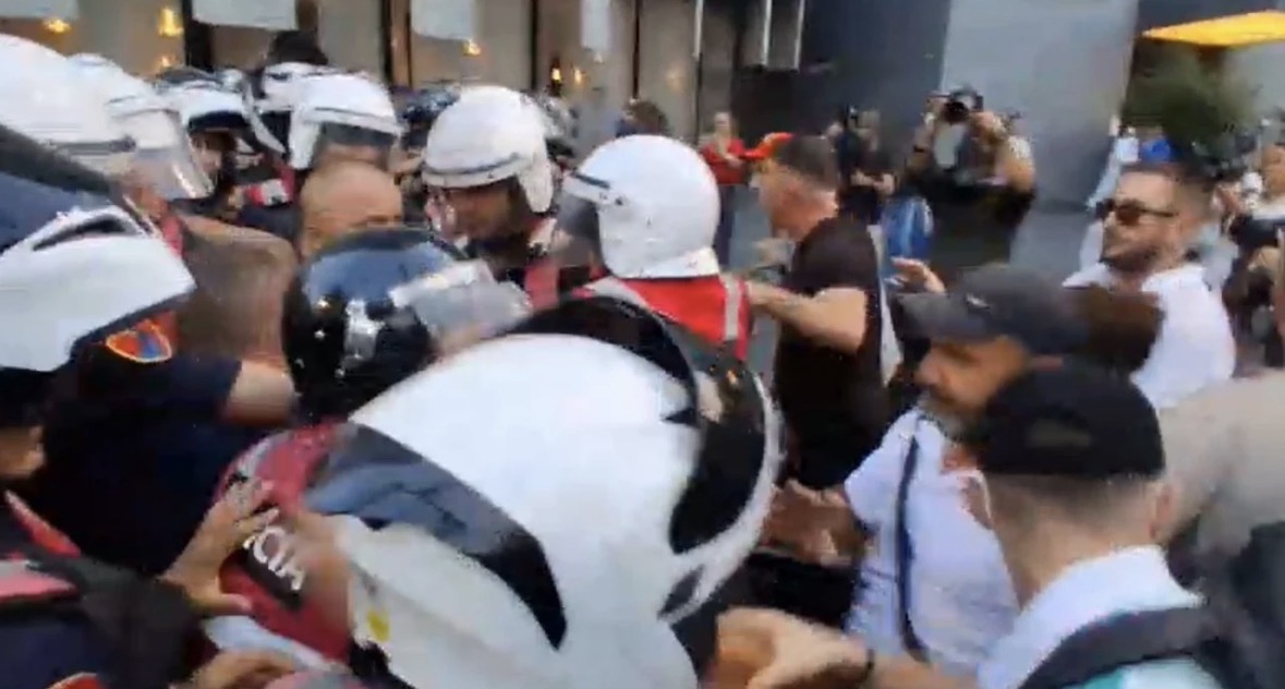 Protestuesit bllokojnë rrugët në kryeqytet, Policia tenton t’i largojë, shoqëron edhe disa tubues të tjerë