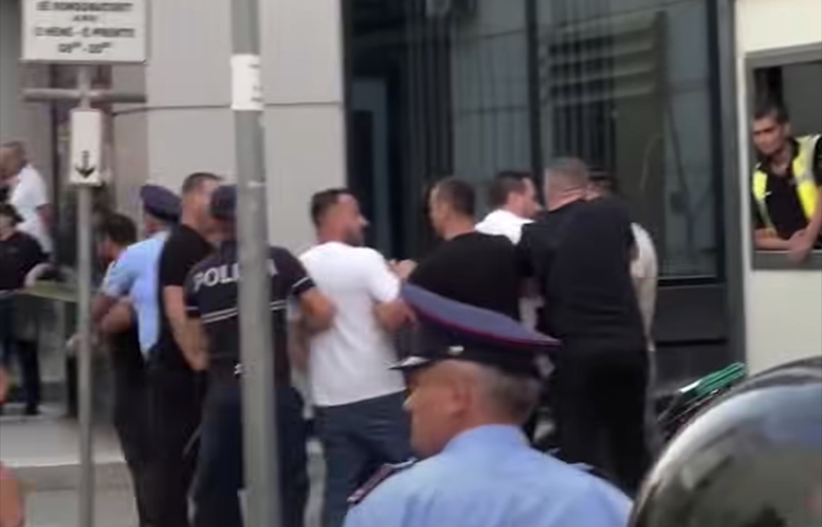 Tensionet në protestën jashtë Kuvendit, policia shoqëron Adriatik Lapajn