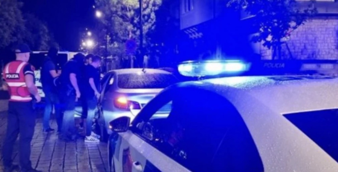 Të shtëna me armë në mes të Tiranës, raportohet për të plagosur 