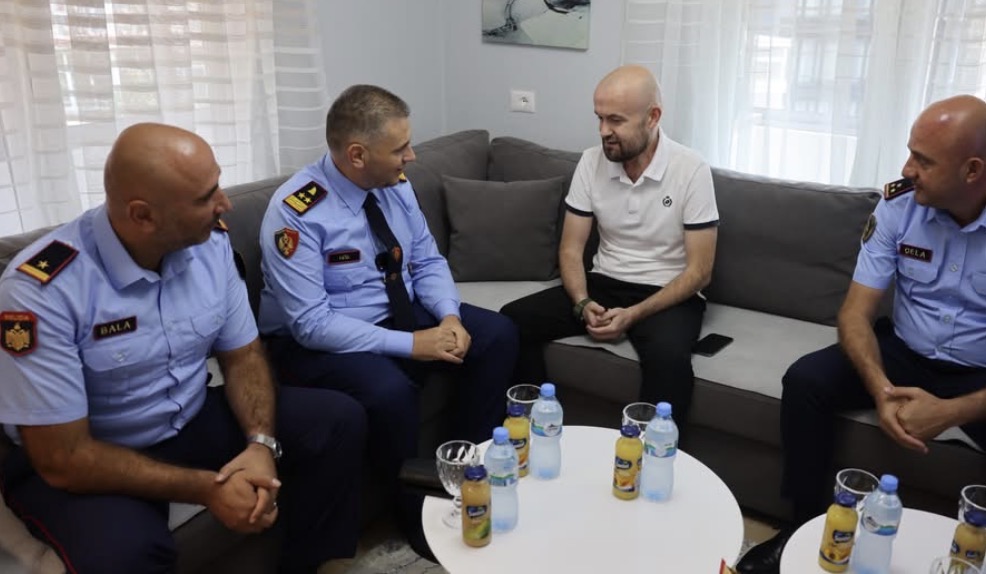 U plagos gjatë operacionit për kapjen e Violand Braçellarit, Hita viziton policin Edison Adri
