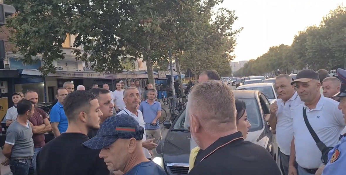 Durrës/ Debate në protestë për bllokimin e rrugës, qytetari: Duhet ta bllokojmë çdo ditë! (Video)