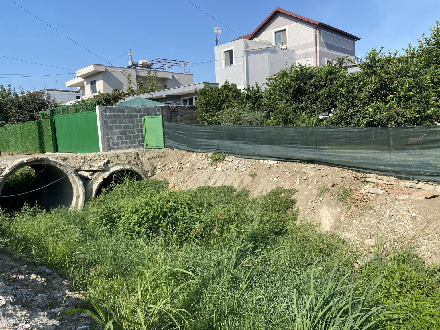 Bashkia u prishi kanalin që ndërtuan vetë, qindra banorë në Durrës mes ujërave të zeza dhe rrezikut nga përmbytjet