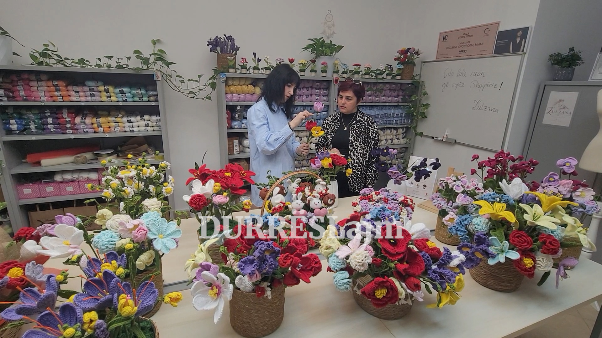 Artizania nga Durrësi Ezmerina Kasa sjell projektin Lulzana: Çdo lule ruan një copëz Shqipërie! (VIDEO)