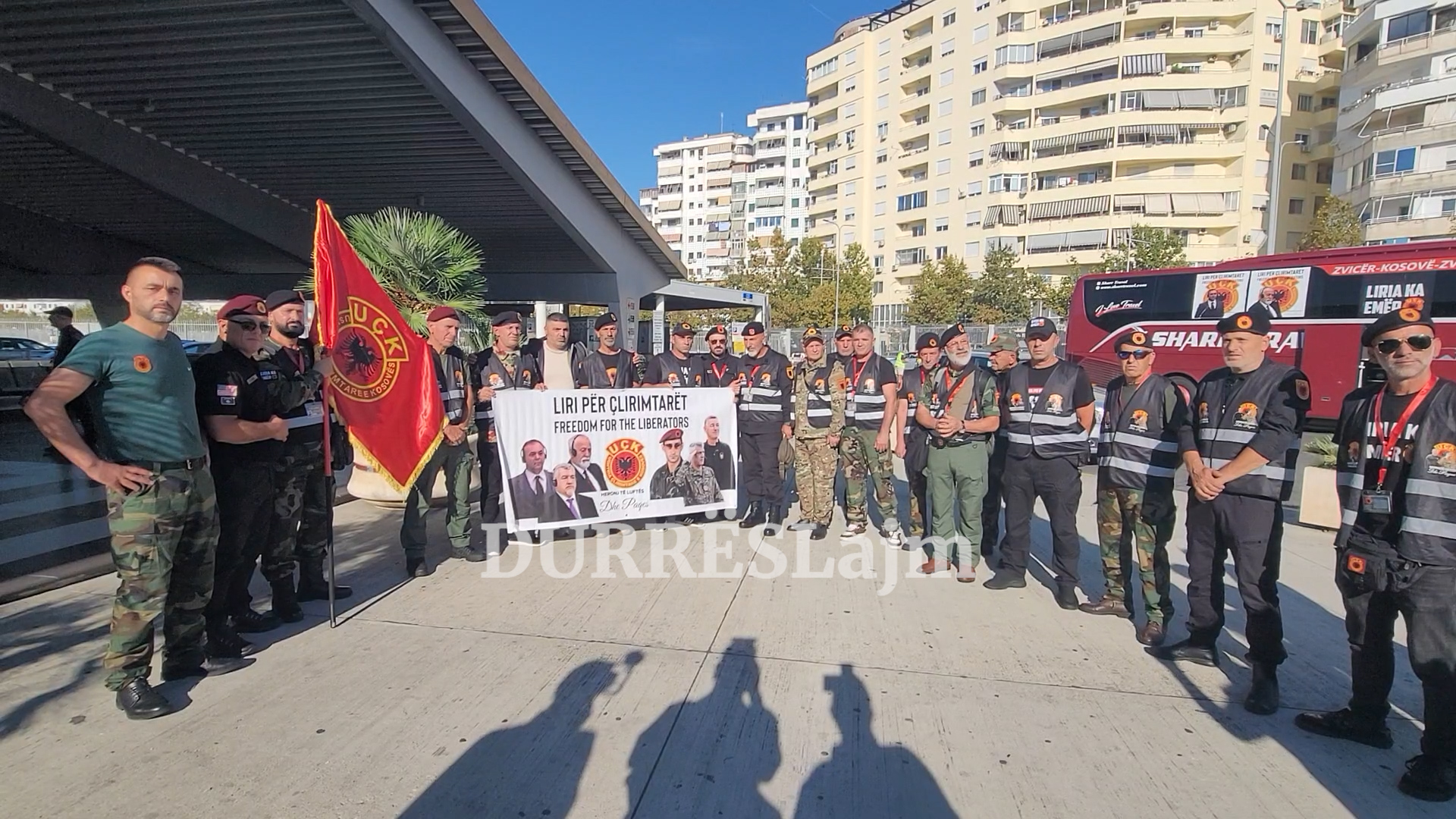 “Liri për çlirimtarët” Dhjetëra ish-luftëtarë të UÇK në portin e Durrësit, mesazh mbështetjeje për ish-krerët e tyre (VIDEO)