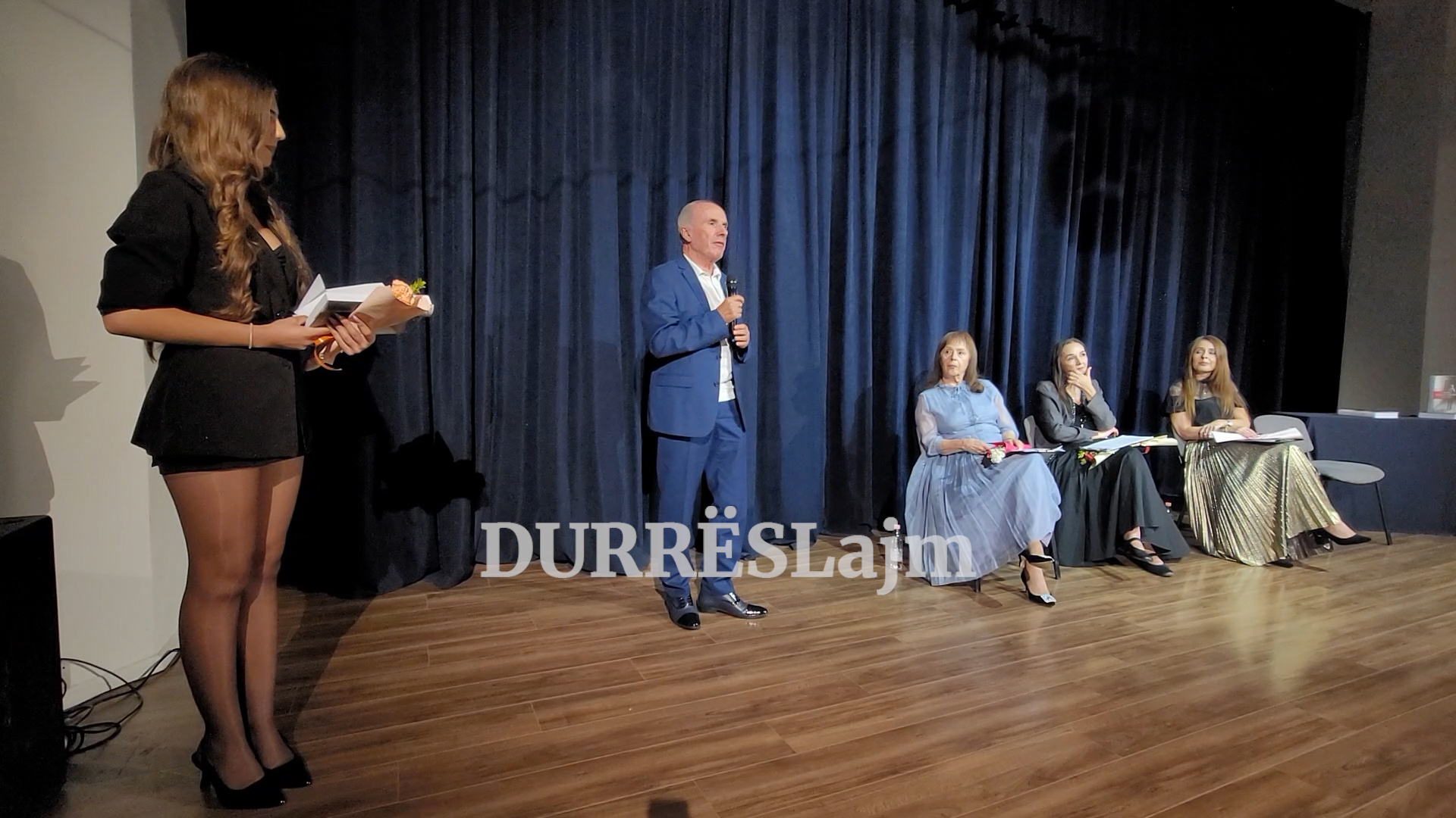 Recitali poetik “Në çdo pasqyrë na sheh mëkati” ndalet në Durrës (VIDEO)