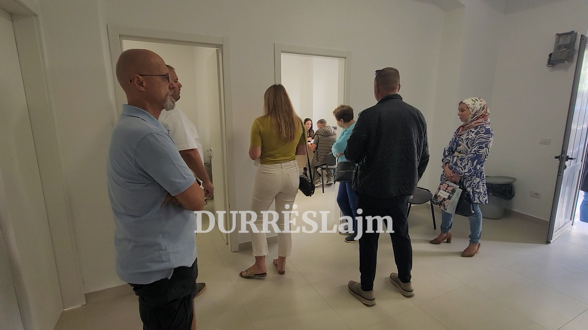 Fluks qytetarësh për kartën e rezidentit pranë NJA-ve Durrës (VIDEO)