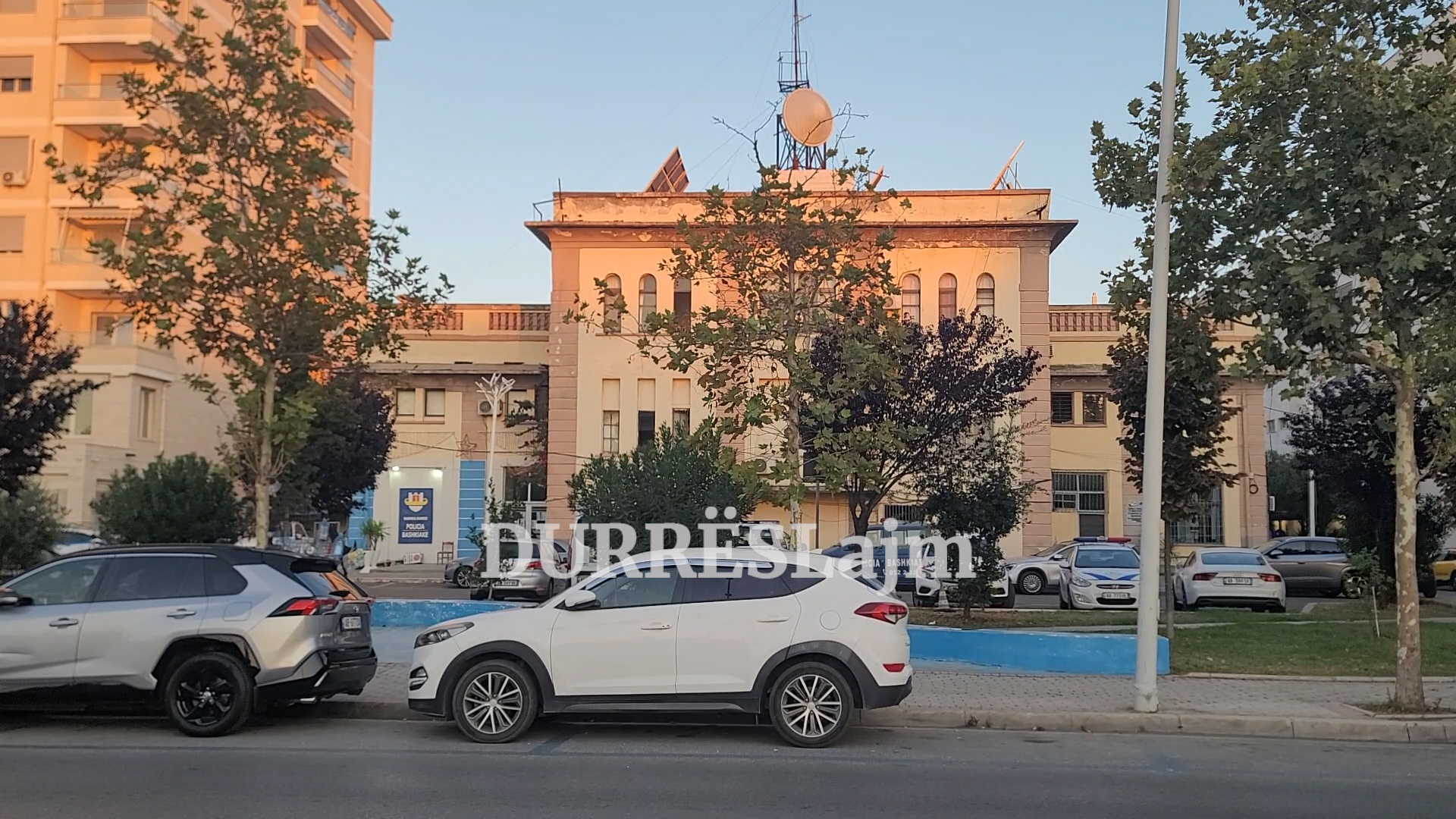 Policia Bashkiake Durrës aksion në zonën A për makinat e braktisura: Kemi identifikuar 43 mjete