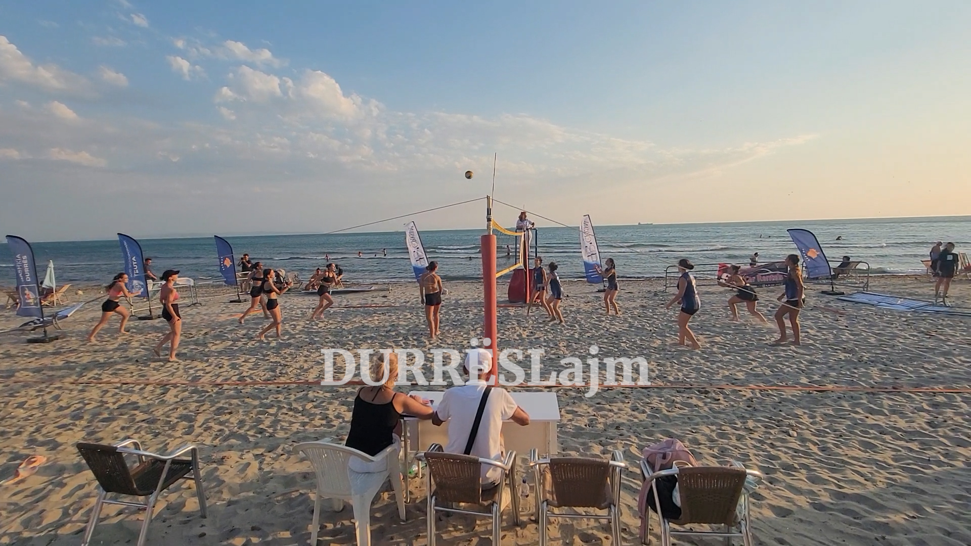 Për herë të parë “Beach Volley” për femra në shëtitoren “Taulantia”, era e fortë nuk favorizoi eventin sportiv (VIDEO)