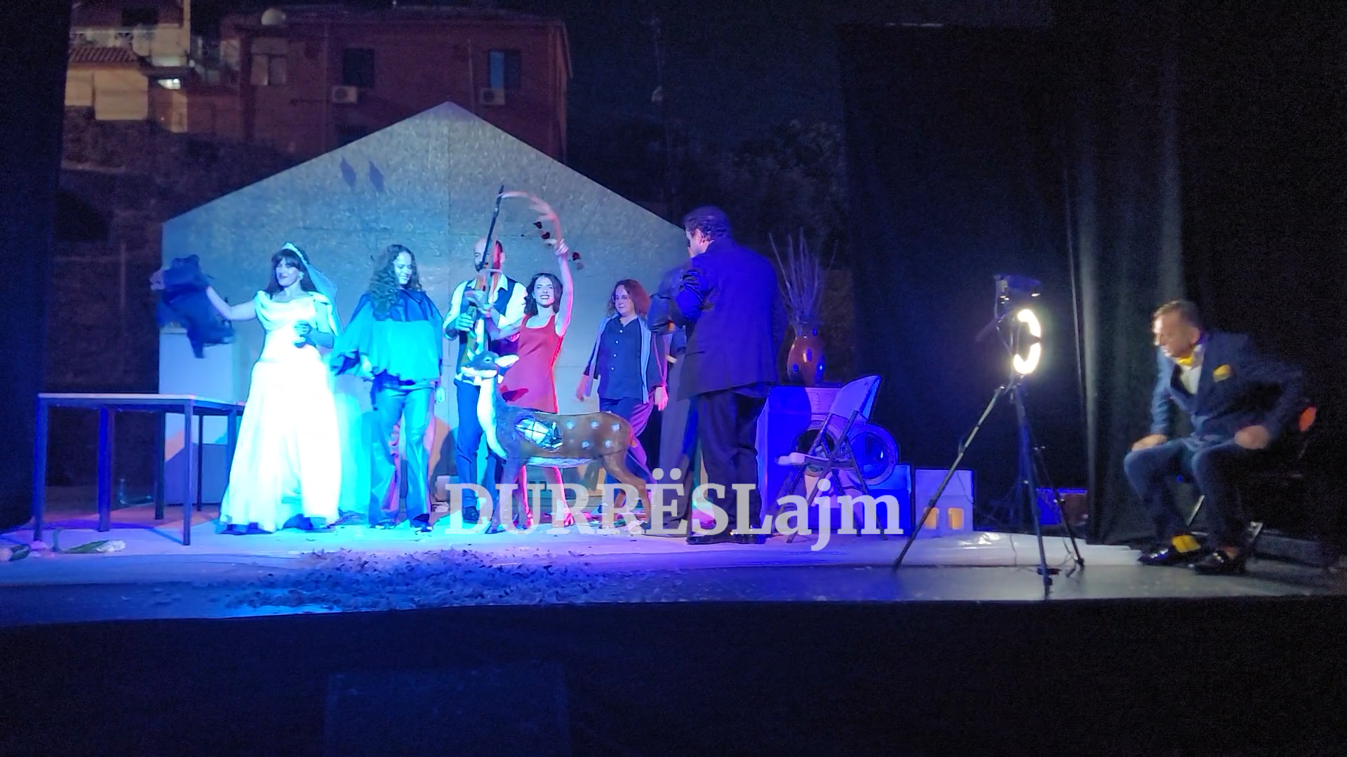 Trupa teatrore “Bekim Femiu” e Prizrenit solli në amfiteatër dramën psikologjike “Pylli” (VIDEO)