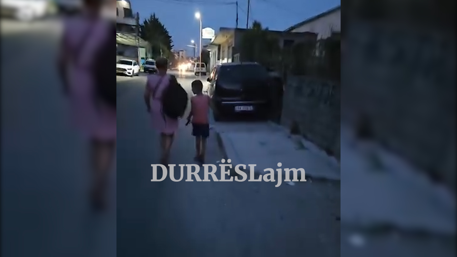 Makina të parkuara në trotuar, qytetarët detyrohen të ecin në rrugë në Plazhin e Durrësit (VIDEO)