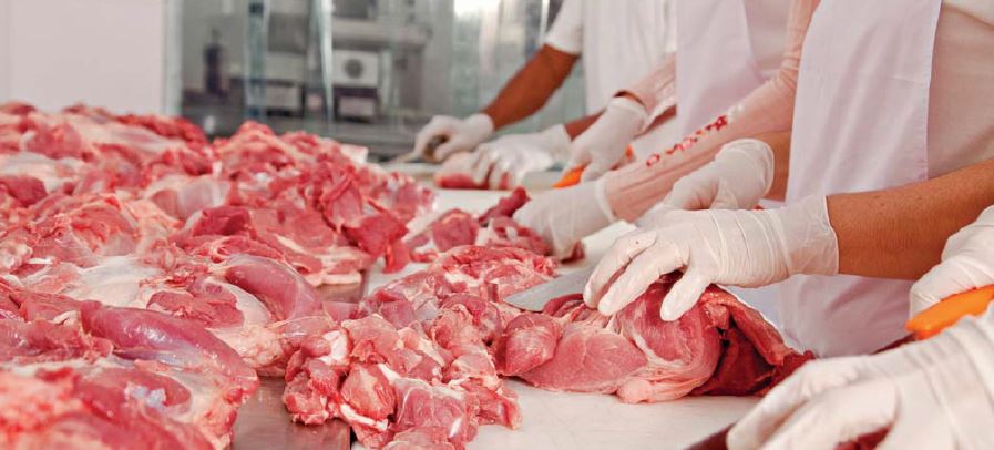 Ndalimi i importeve të mishit nga Brazili, përpunuesit paralajmërojnë rritje të çmimeve deri në 40%
