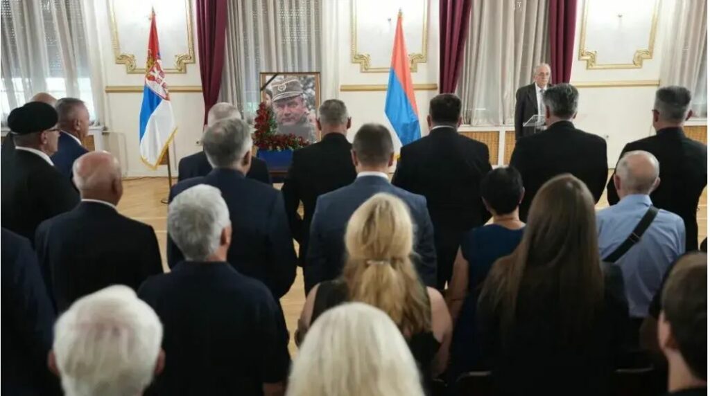 Skandali në Serbi/ Mbahet ceremonia përkujtimore e Mlladiç, merr pjesë dhe ministri i Drejtësisë