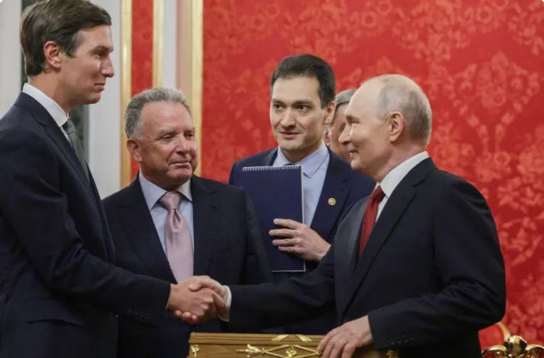 Takim ‘i frytshëm’ mes të dërguarve të Trump dhe Putin, Rusia e Ukraina do ndalin sulmet për 3 ditë