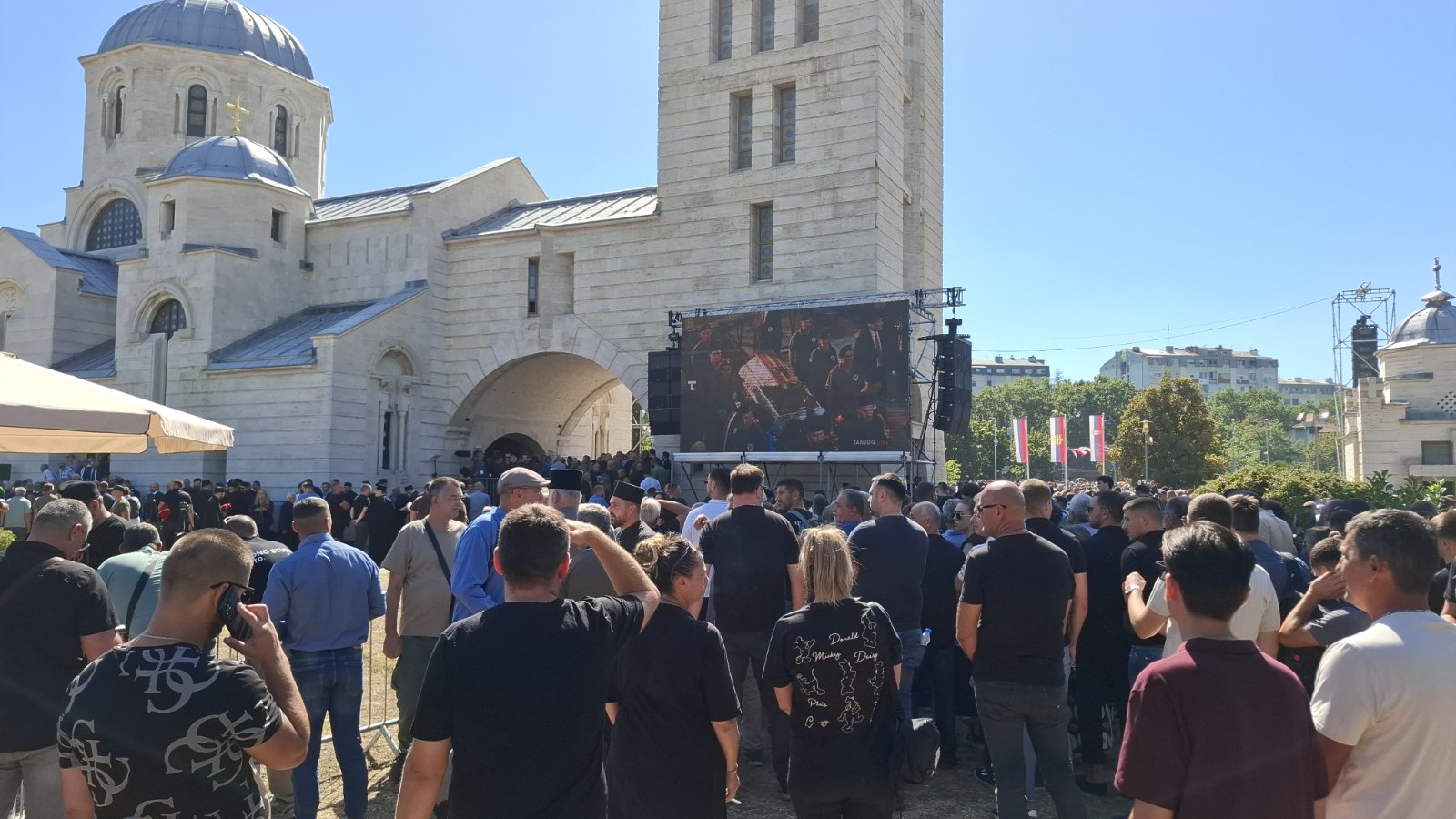 Nderimet për Ratko Mlladiç, Vuçiç nuk merr pjesë në ceremoninë e varrimit, dërgon të birin dhe disa ministra
