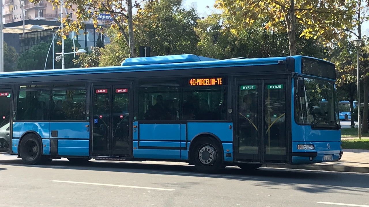 Nga sot reduktohet numri i urbaneve në Tiranë, operatorët nxjerrin 20-30% më pak mjete