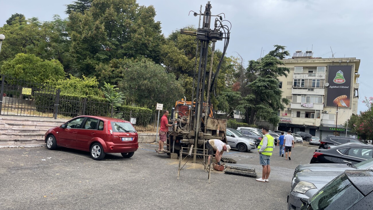 Parkimet nëntokësore rikthejnë fantazmën e rrafshimit të arkeologjisë në Durrës
