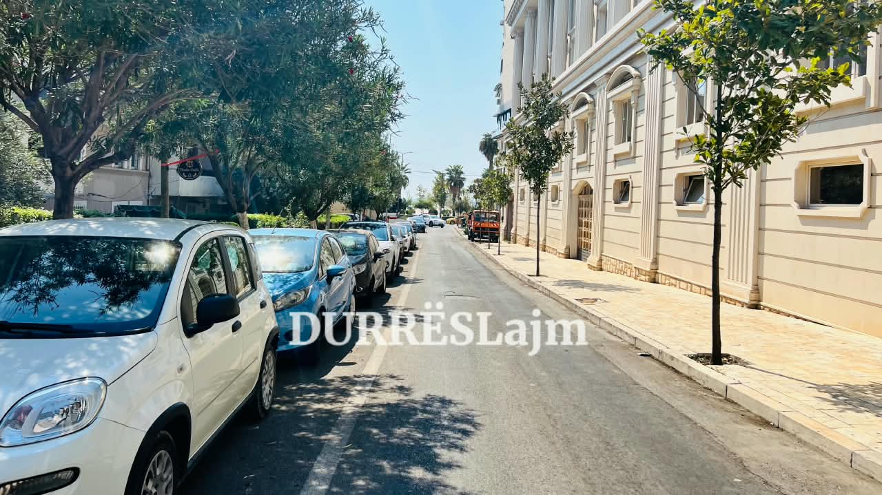 Erë kundërmuese dhe lëngje mbeturinash, problem i përsëritur në zemër të zonës turistike në Durrës (VIDEO)