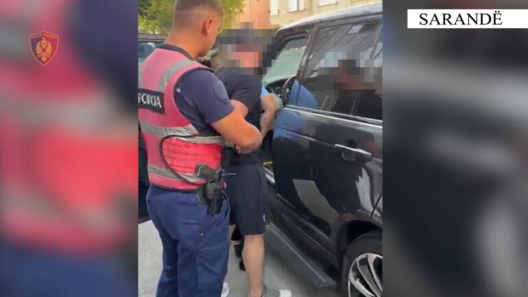Goditi me grushte policin për shkak të detyrës, arrestohet 27-vjeçari i shpallur në kërkim (EMRI)