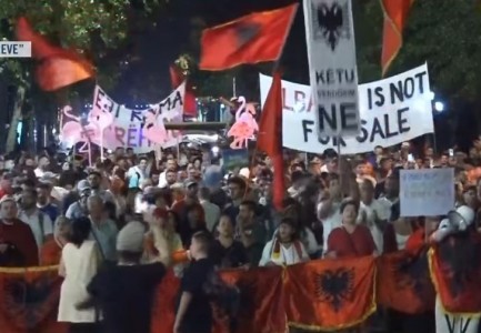 Përfundojnë fjalimet para Kryeministrisë, nis marshimi në rrugët kryesore të Tiranës