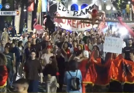 Përfundon protesta e 106-të kundër qeverisë dhe kryeministrit, qytetarët mbyllin marshimin poshtë zyrës së tij: Rama, dorëhiqu!