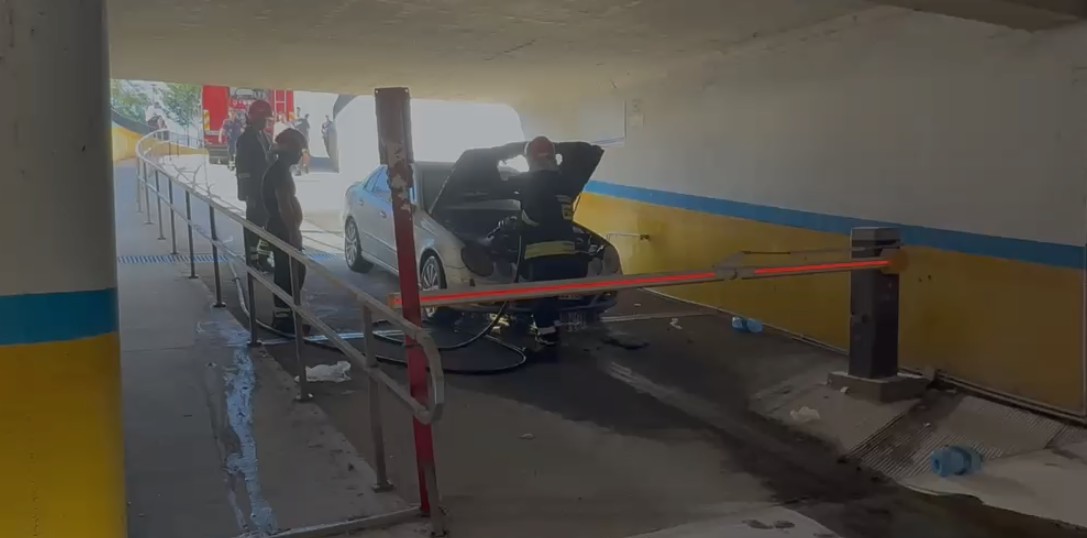 Përfshihet nga flakët Benzi në Fier, tymi mbuloi parkimin nëntokësor ku ndodhej automjeti