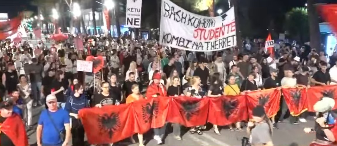 “Erdhën studentët!” Mbyllen fjalimet te Kryeministria, marshimin e marrin në dorë të rinjtë dhe gratë