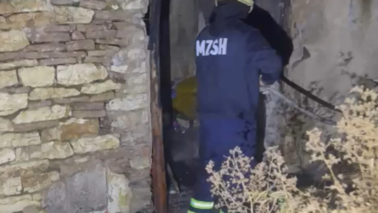Dy zjarre brenda pak minutash në Gjirokastër, digjet automjeti dhe një kasolle në “Dunavat”