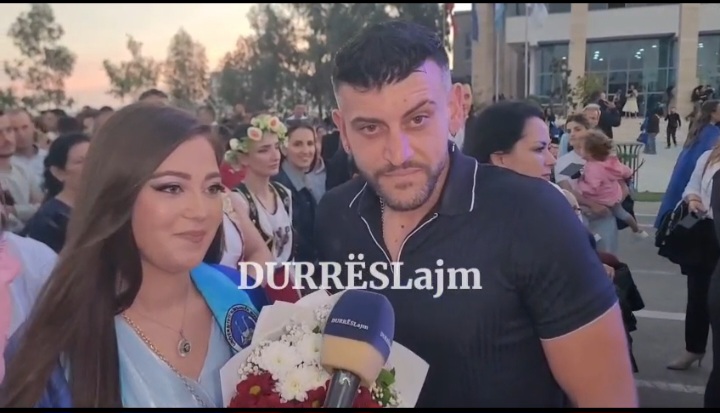 Nga diploma te unaza e martesës, propozimi emocionues që surprizoi studenten në ceremoninë e UAMD (VIDEO)<br>