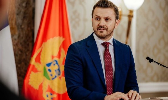 Emigrantët e nisur drejt Tiranës për protestën u ndaluan në Mal të Zi, ministri Dukaj: Flamuri shqiptar nuk është kërcënim, ligji duhet të jetë i njëjtë për të gjithë!