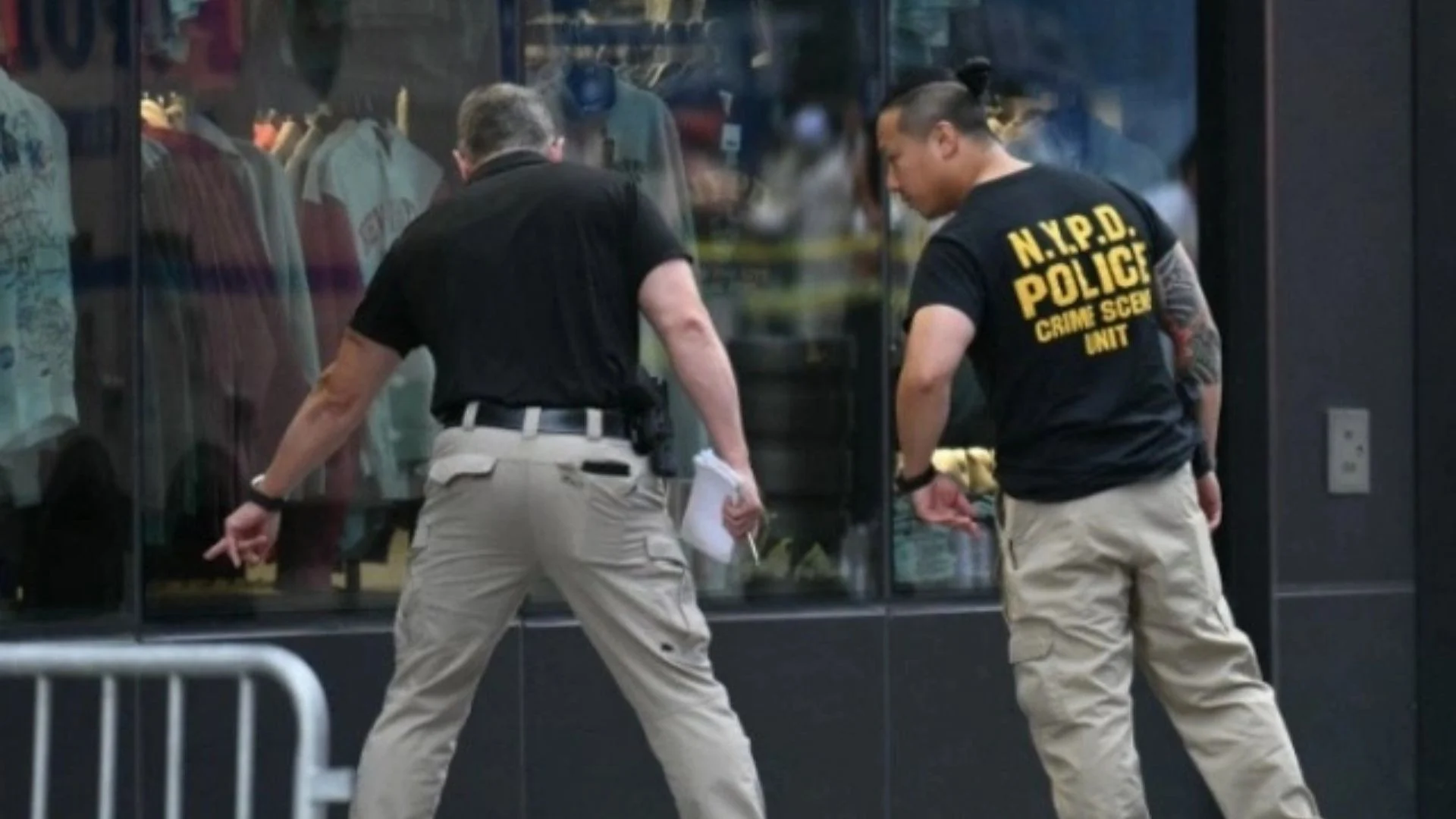 Sulm me thikë në Times Square, dy viktima dhe një i plagosur rëndë, autorja u qëllua nga efektivët
