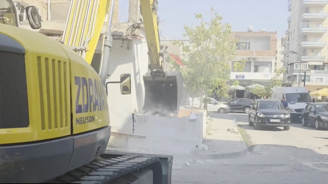 Nisin shembjet e para në Vlorë, projekti prek 25 objekte në fazën e parë, banorët kërkojnë strehim social