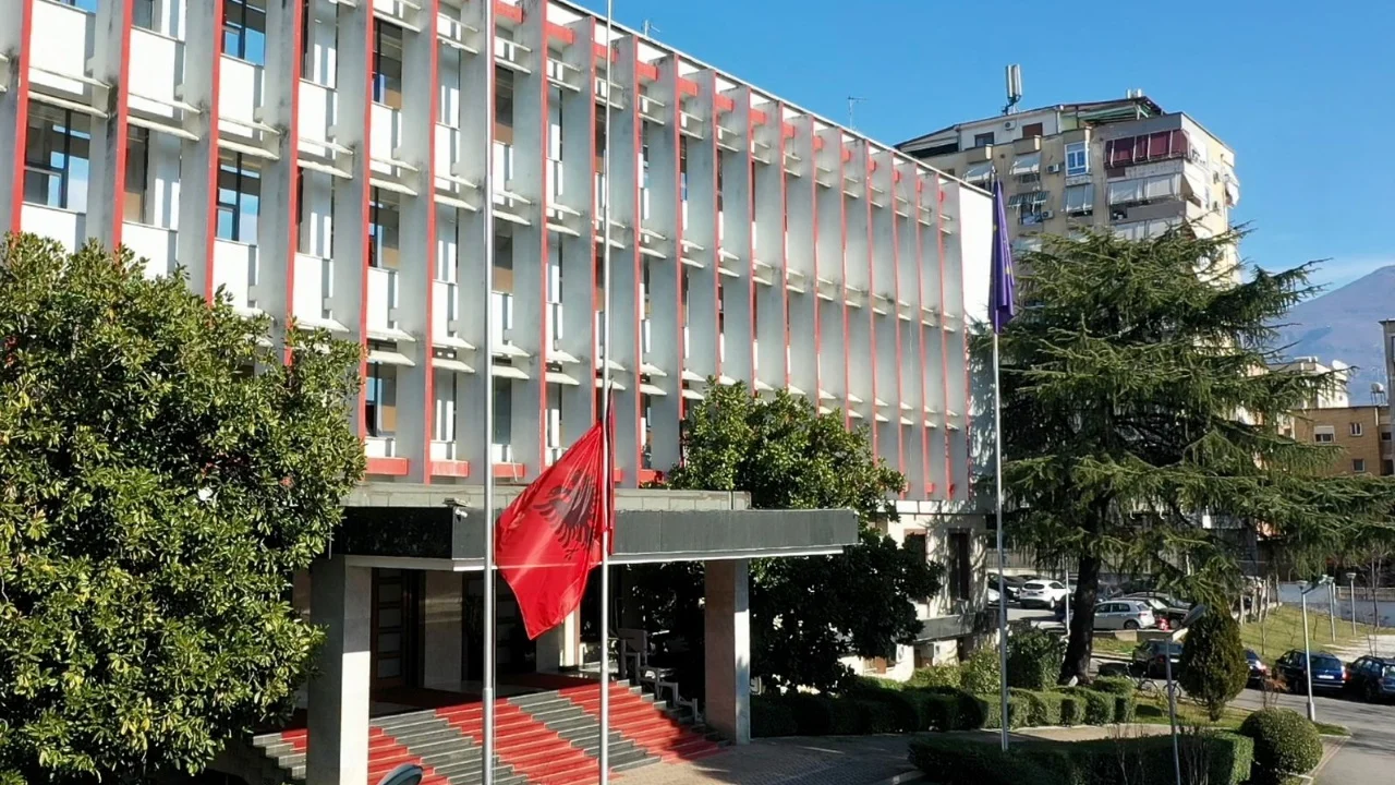Alarm për bombë! Gjendet një çantë e dyshimtë pranë Ministrisë së Jashtme, rezultoi se ishte bosh