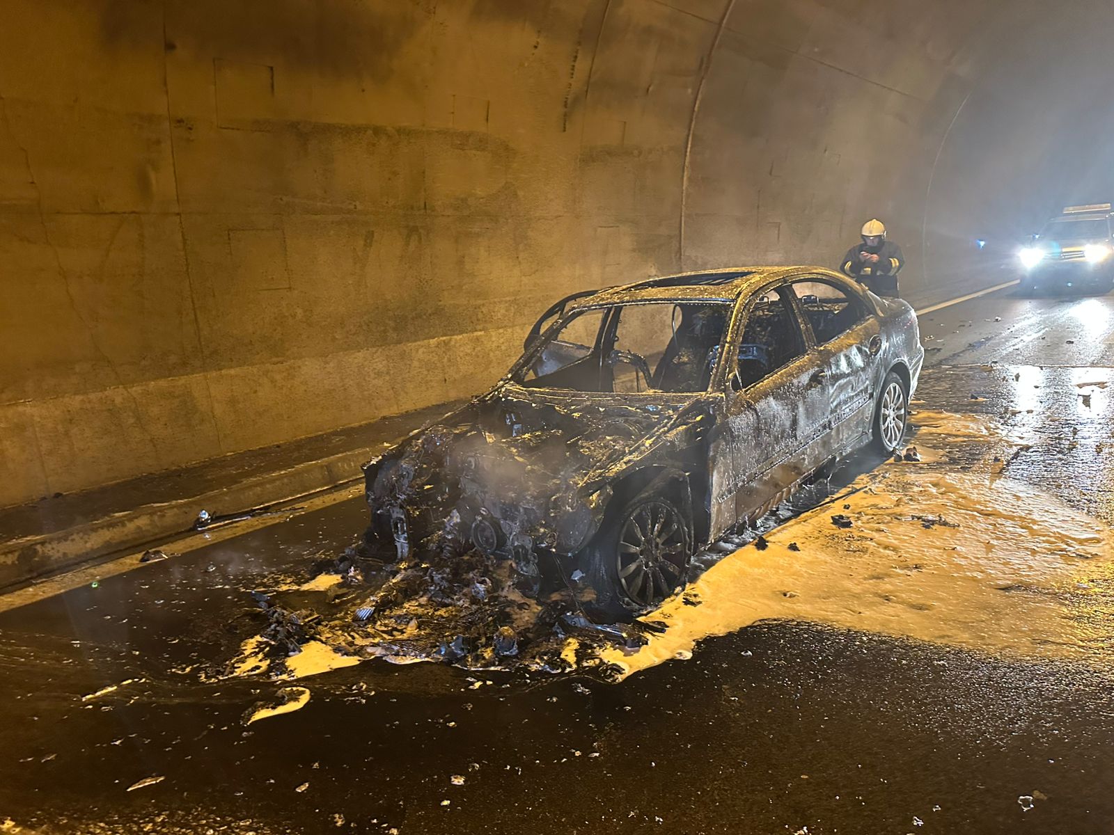 Përfshihet nga flakët një automjet në tunelin Elbasan-Tiranë, shkrumbohet plotësisht