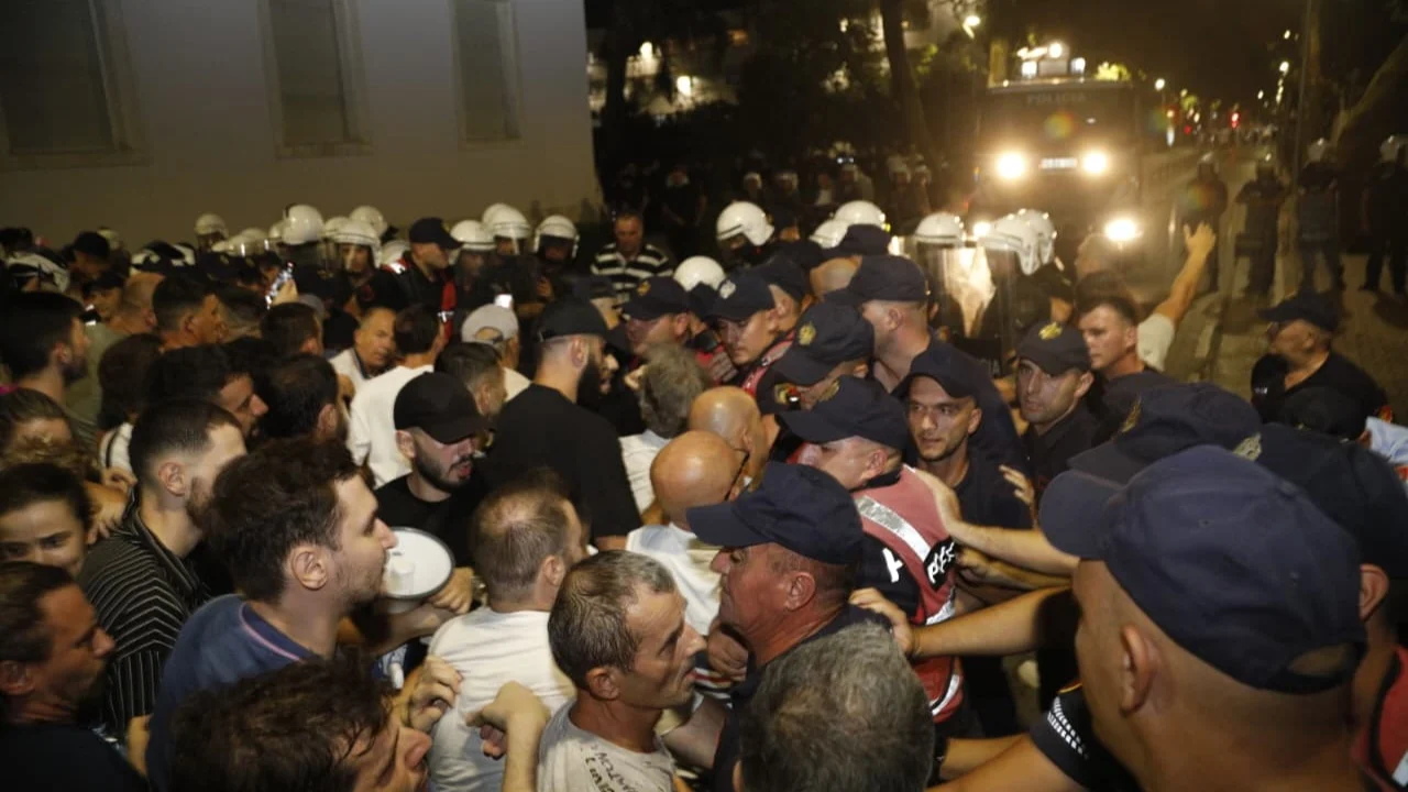 U vunë në pranga pas përplasjes me policinë gjatë tubimit, Gjykata e Tiranës liron 14 protestuesit: Arrestim i paligjshëm