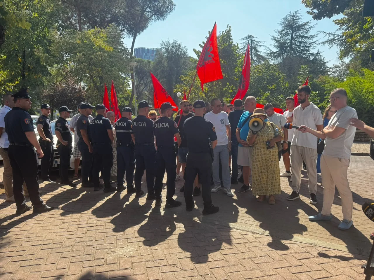 Një grup tubuesish mblidhen te Kryesia e Kuvendit, kërkojnë protestë masive pasdite te Parlamenti