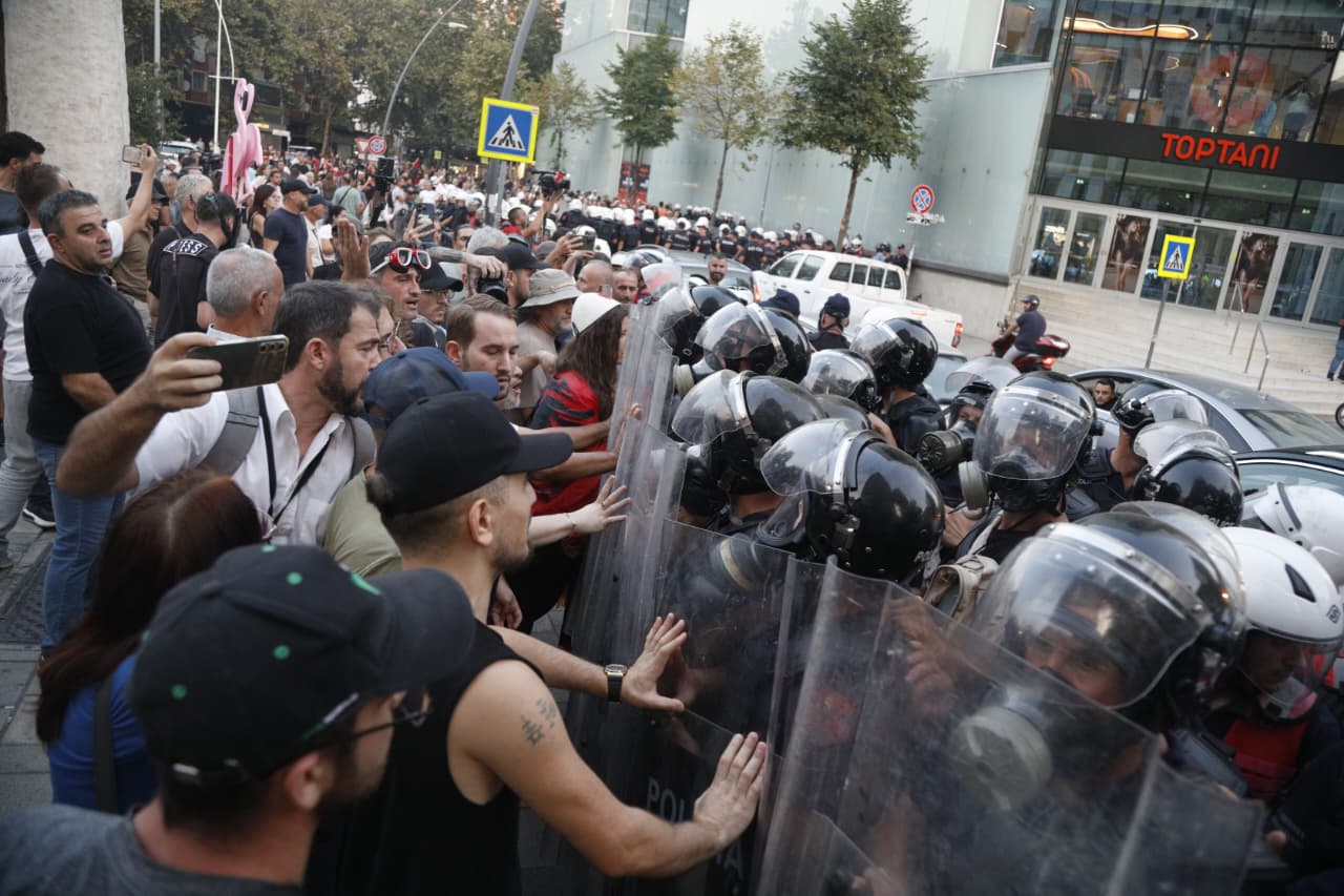Përplasjet para Parlamentit, 20 protestues u shoqëruan, një u arrestua! Qëlloi me vezë makinën e deputetes së PS