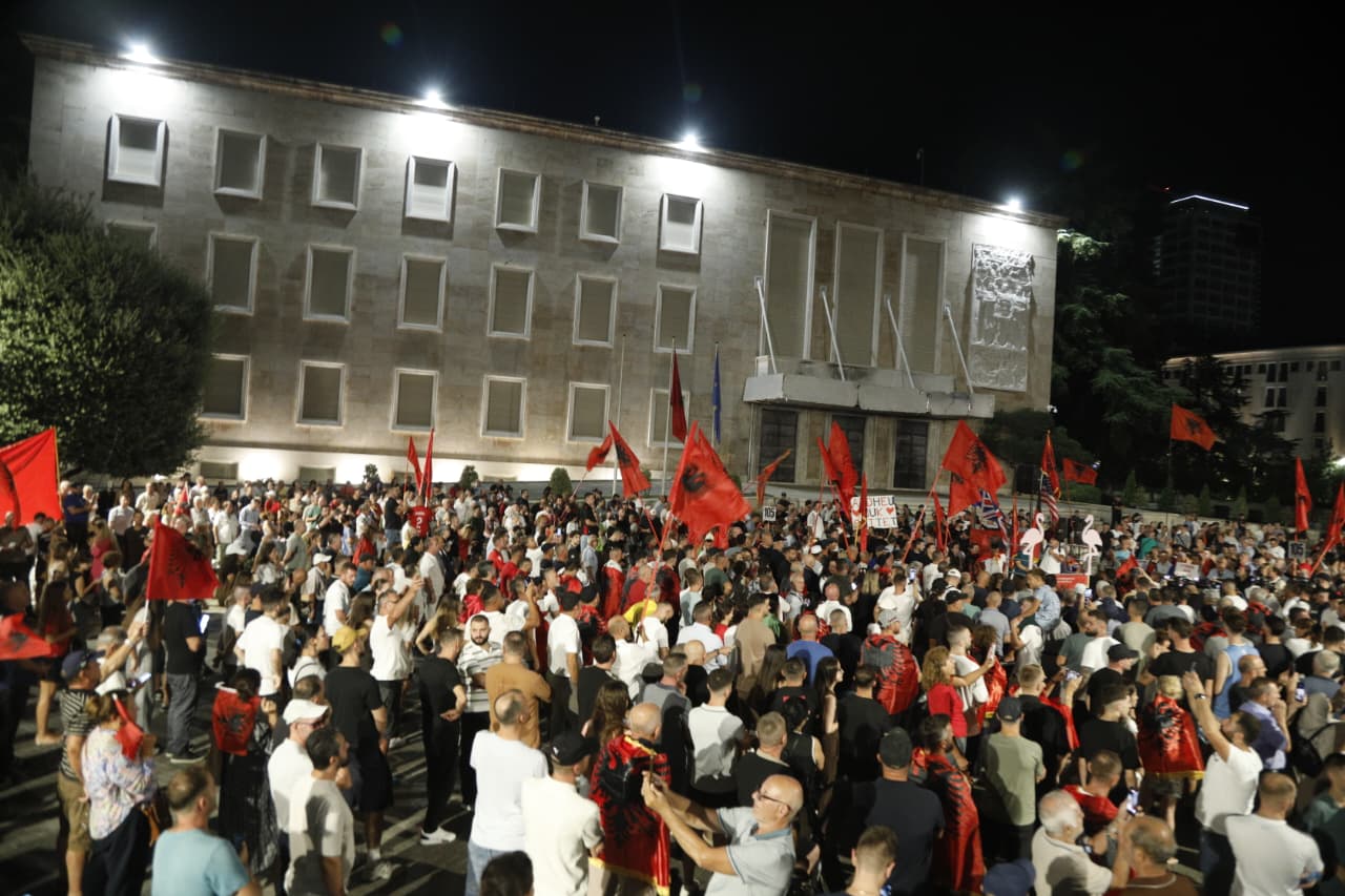 Dita e 105-të e revoltës, protestuesit mbyllin fjalimet, nisin rrethimin e Kryeministrisë