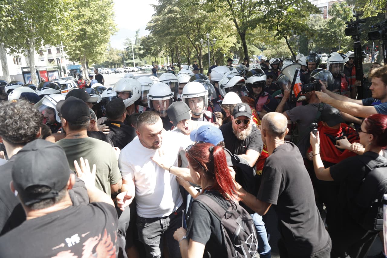 U ndaluan gjatë tensioneve në protestën te Parlamenti, lirohen 25 qytetarët, procedohen në gjendje të lirë
