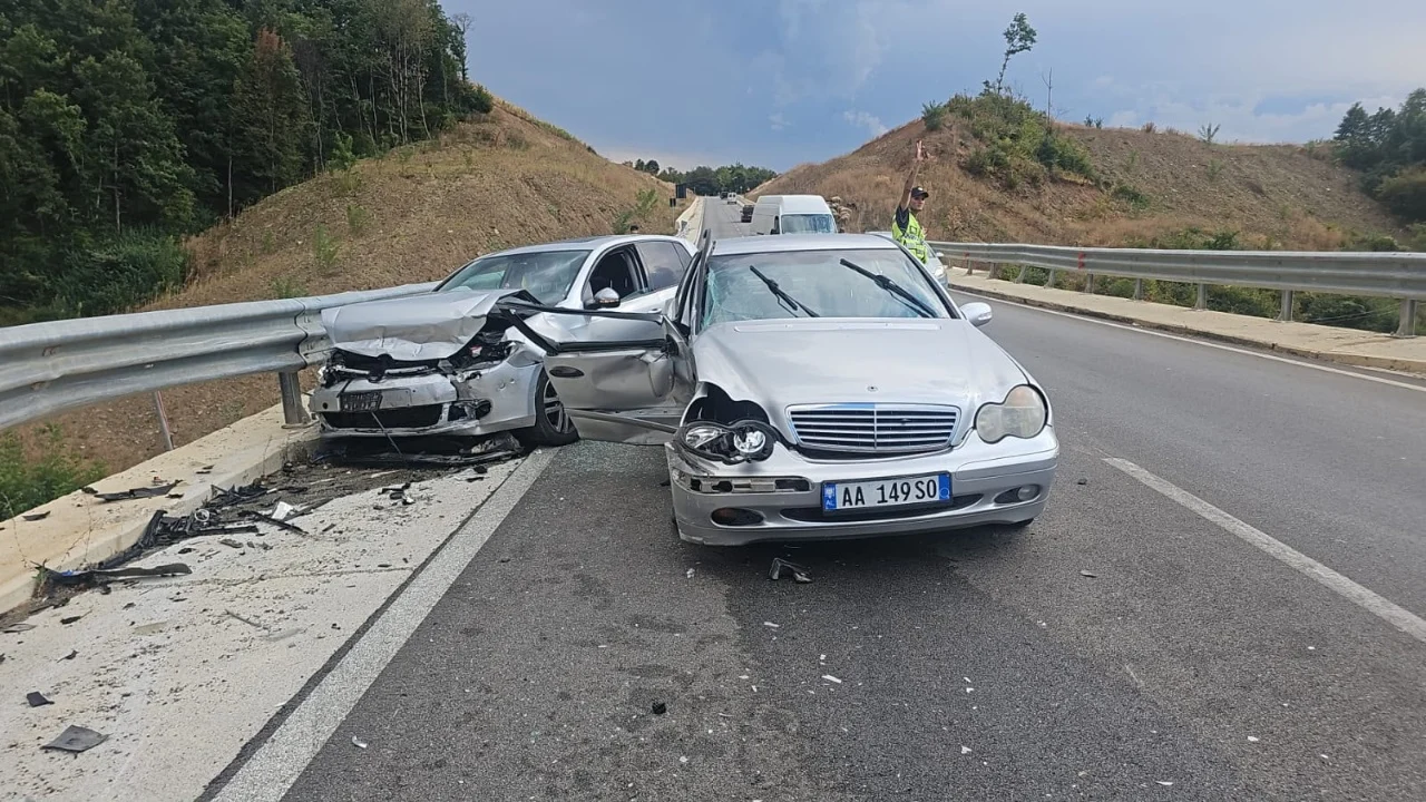 Aksident në Peshkopi-Maqellarë, plagosen dy persona, një prej tyre niset drejt Traumës