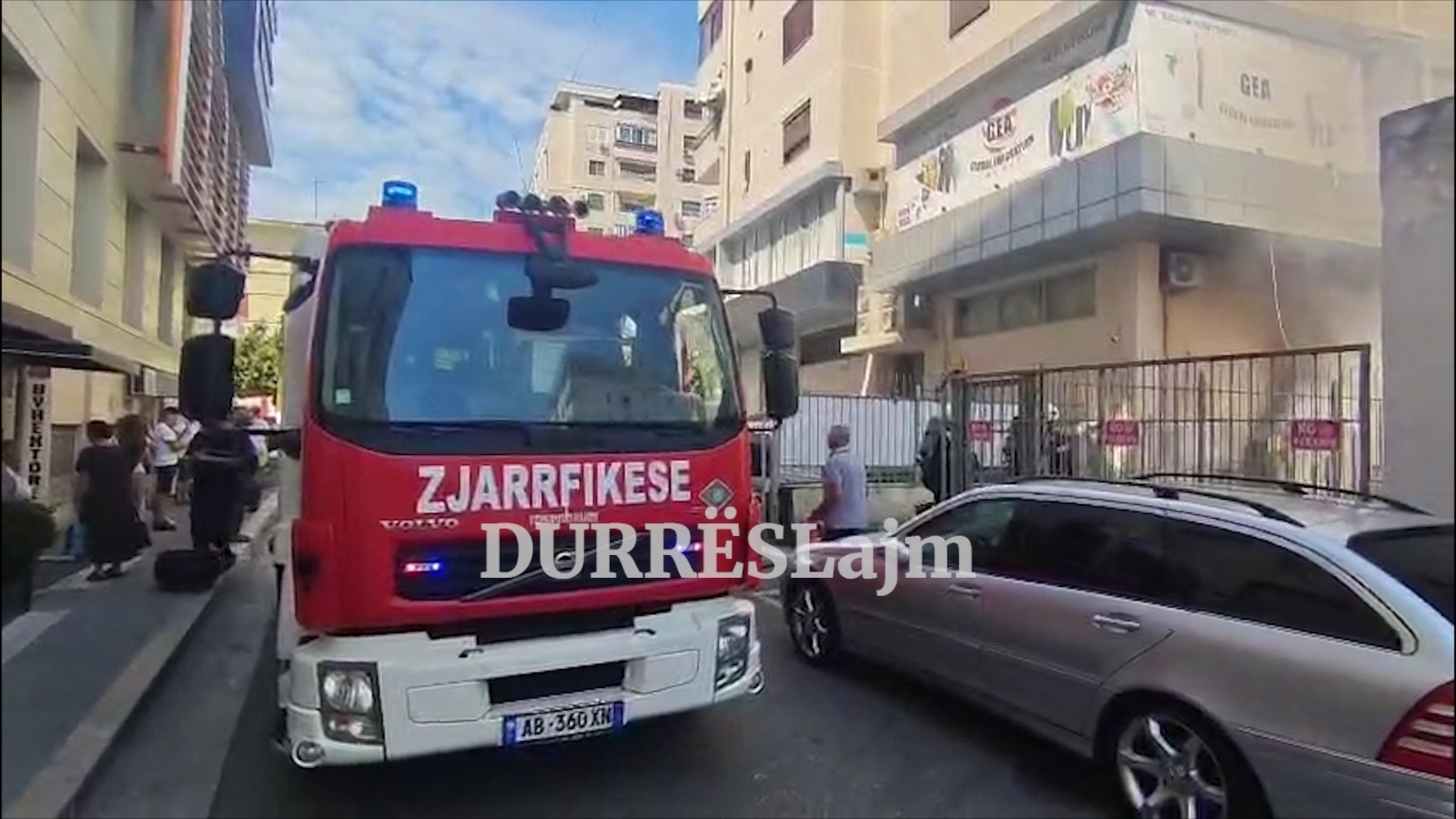 Zjarr në Durrës, flakët përfshijnë disa produkte të një dyqani (VIDEO)