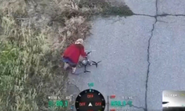 VIDEO/ Gjyshja ukrainase çaktivizon dronin rus, i pret fibrën optike dhe i shkëput kontrollin operatorit