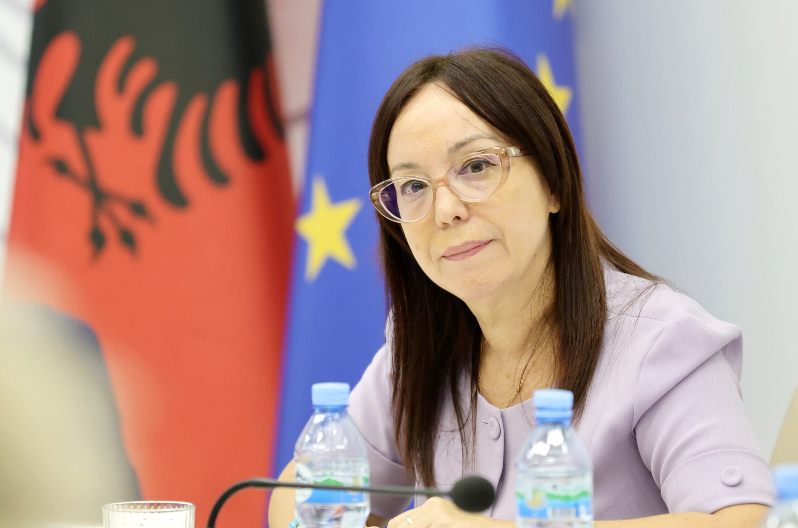 Spahiu i përgjigjet akuzave të deputetit demokrat: Drejtoresha e OSHISH, menaxhere shumë e mirë. Opozita sulmon duke numëruar kushërinjtë…..