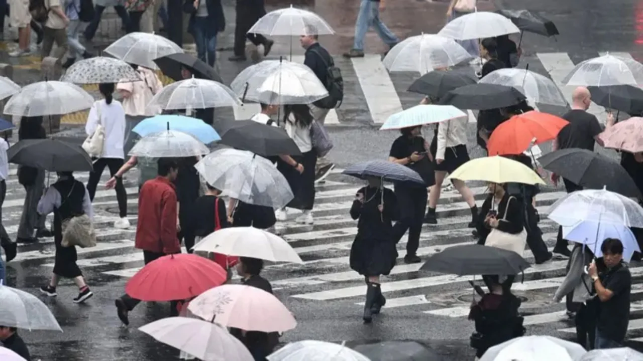 Tajfuni Dujuan godet Japoninë, anulohen fluturime e koncerte, pezullohen udhëtimet me tren