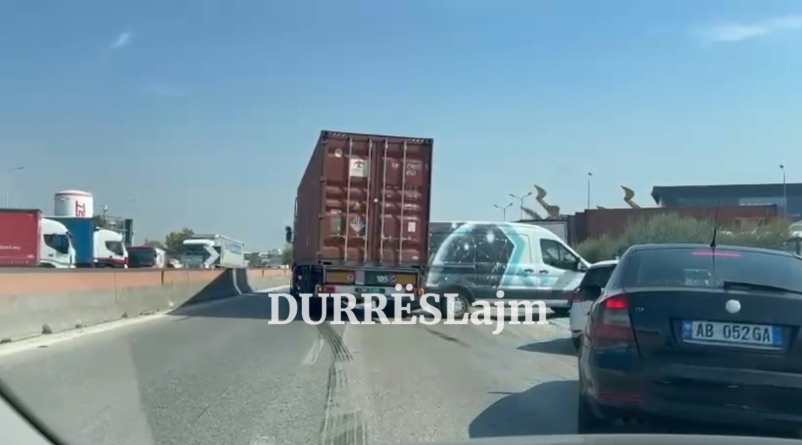 Përplaset kamioni me makinën në autostradën Durrës-Tiranë <span style="color: revert; font-size: revert; font-weight: revert;">(VIDEO)</span>